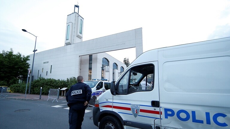 إصابة رجل حاول اقتحام مسجد بسيارته في فرنسا